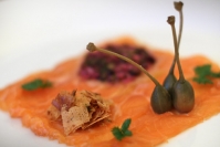 Carpaccio de saumon à la ciboulette croustillante et aux flocons de phyllo